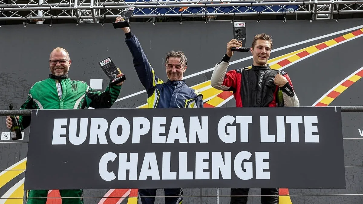 Stupně vítězů European GT Lite Challenge, jezdec KT Motorsport vlevo s pohárem, Spa-Francorchamps