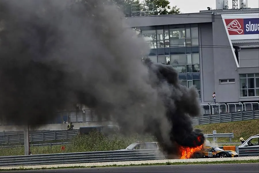 Hořící Lotus Exige u svodidel Slovakiaringu, 26. srpna 2013