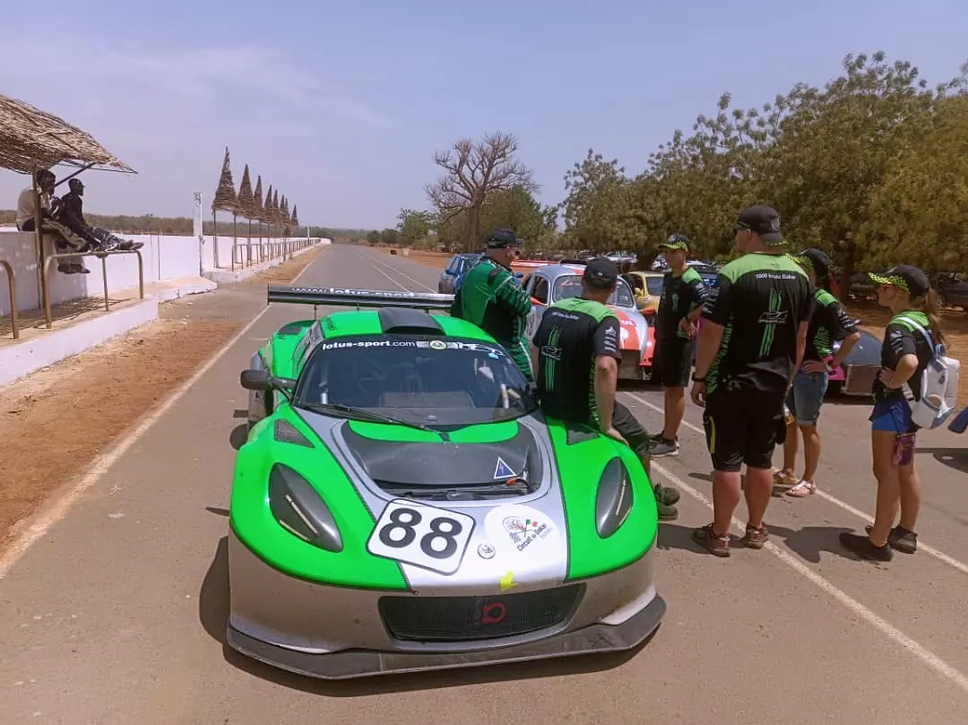 Vůz 88 + tým na trati u zdi, Circuit de Baobab