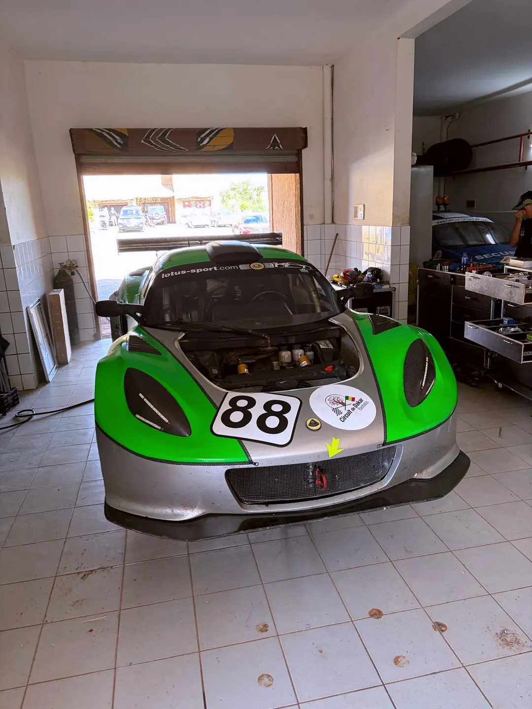 Vůz 88 v garáži s otevřenou kapotou, Circuit de Baobab