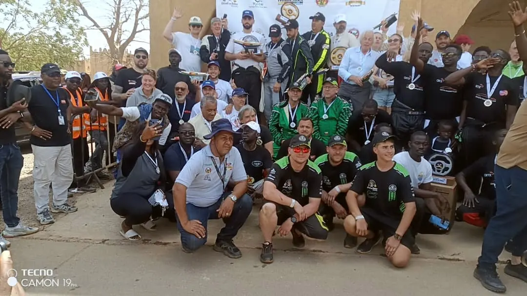Skupinové foto s místními, medaile, Circuit de Baobab