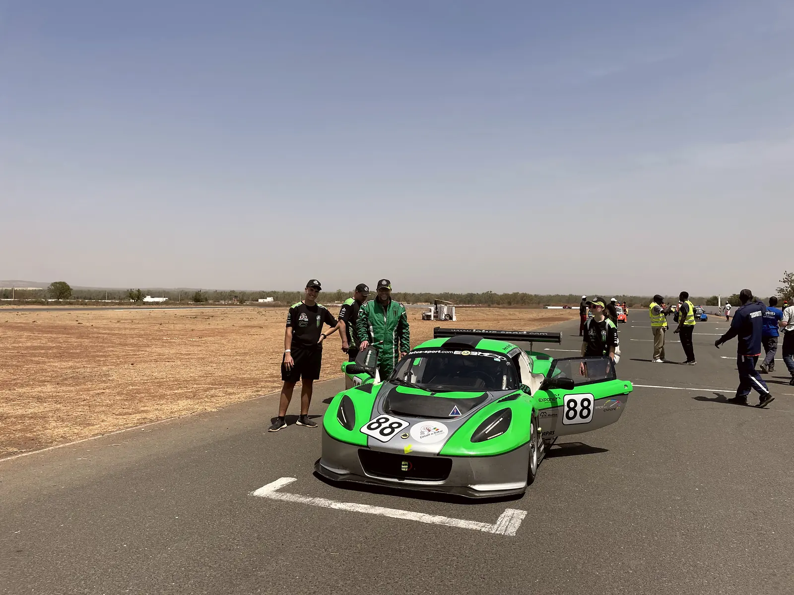 Vůz 88 na trati zdálky, tým kolem, savana, Circuit de Baobab