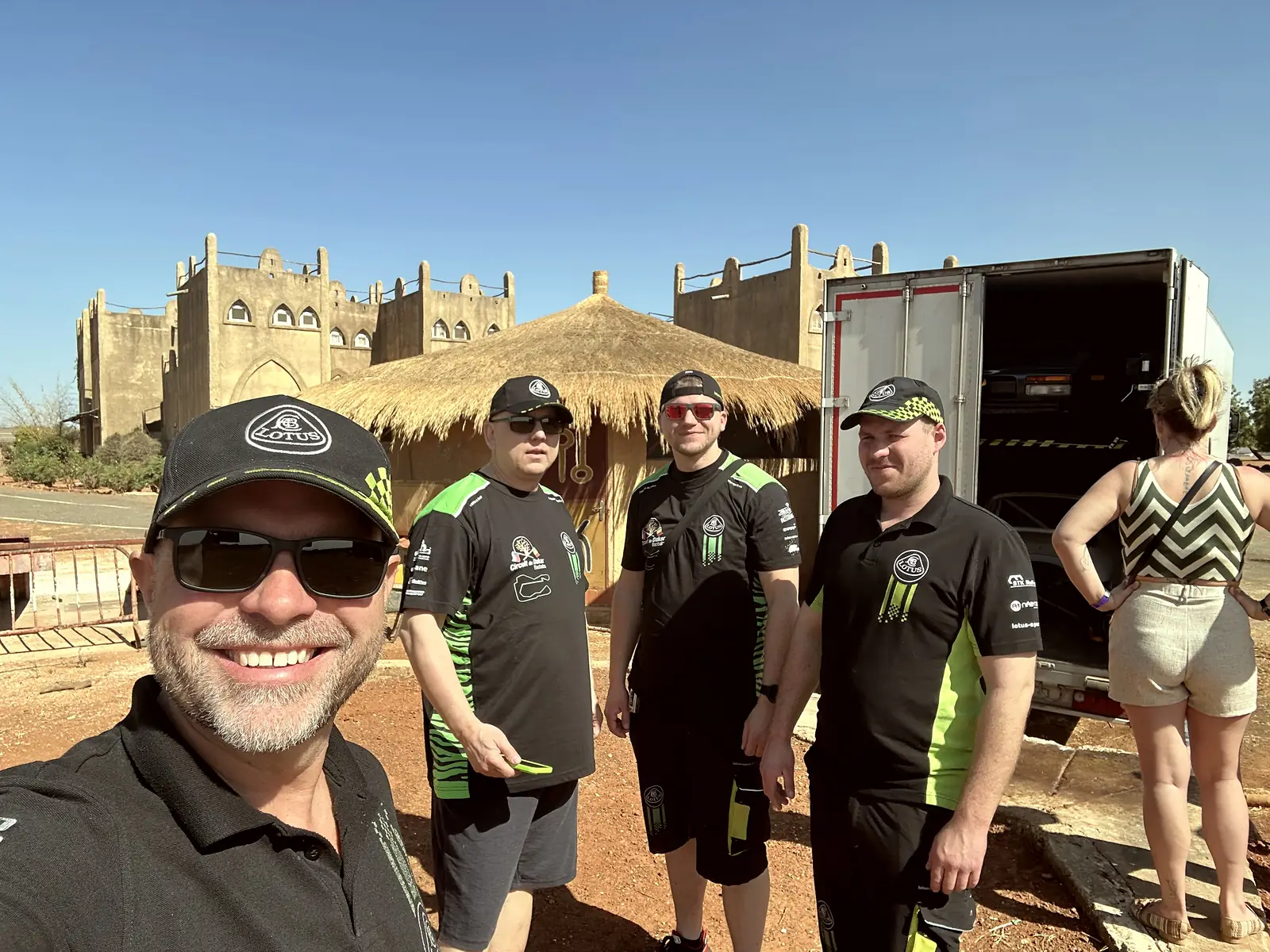 Selfie čtyř členů týmu u kamionu, Circuit de Baobab