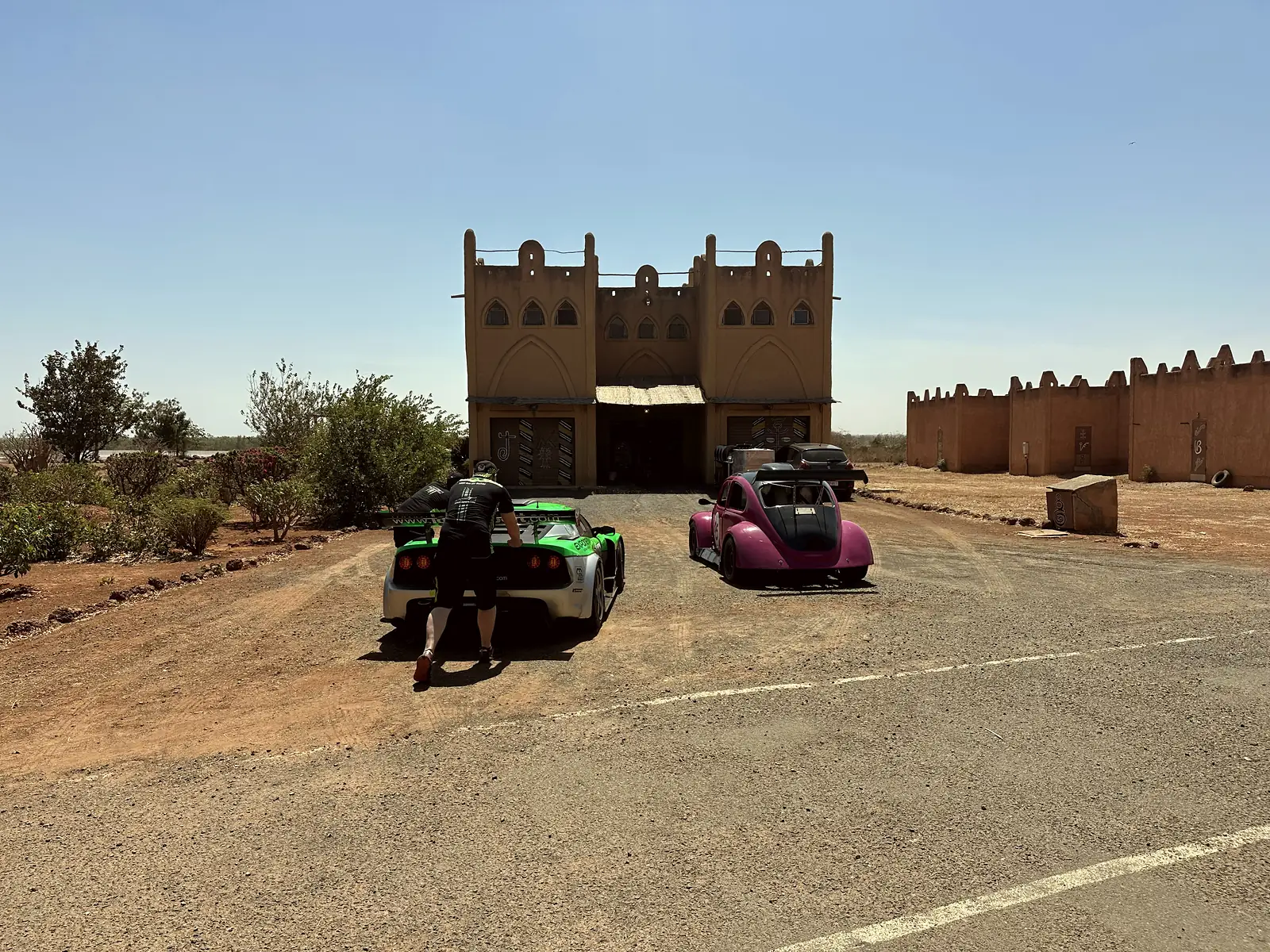 Vůz 88 zezadu + fialový cizí vůz u brány, Circuit de Baobab