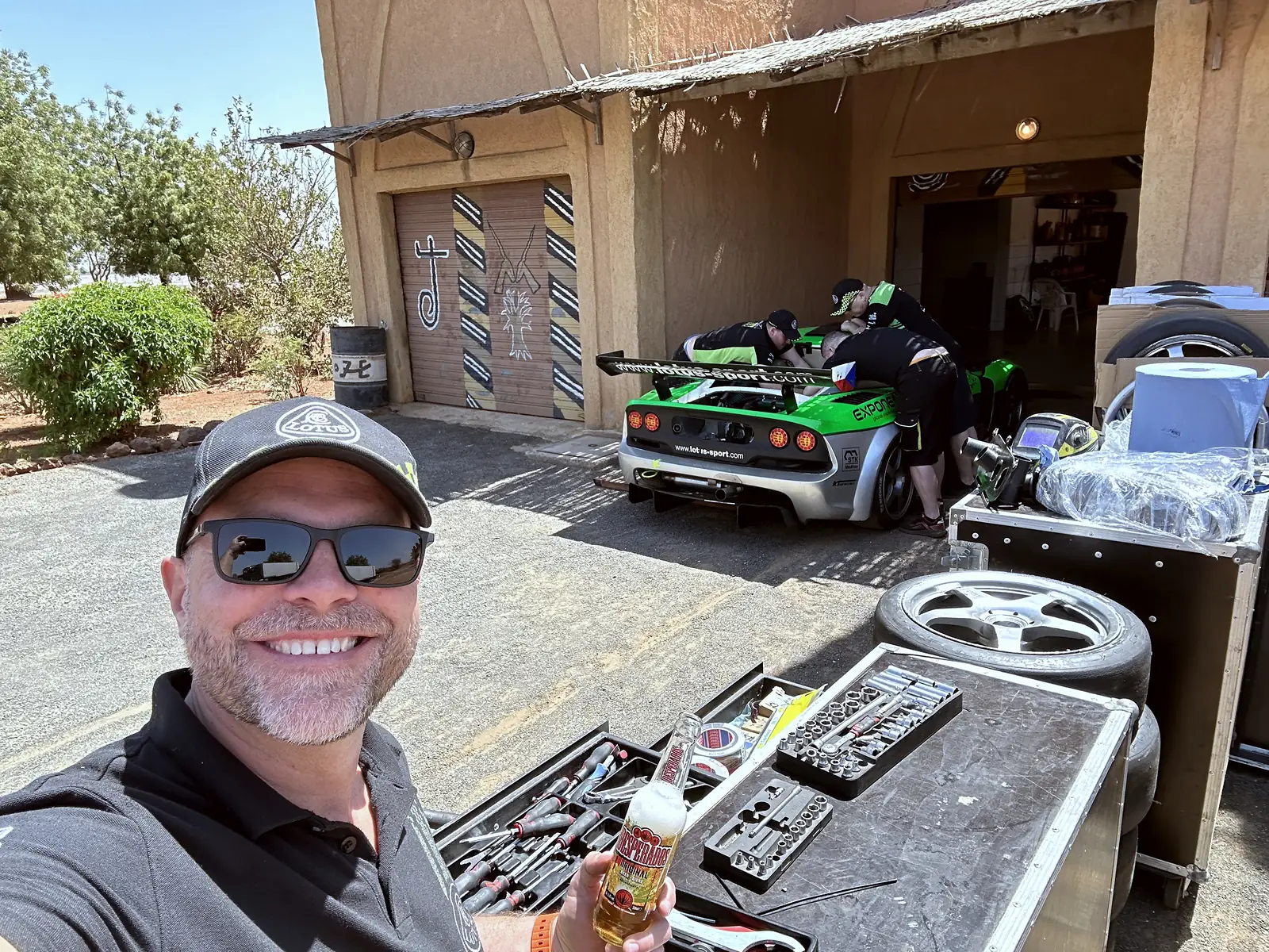 Selfie Tomáše, za ním díly a vůz, Circuit de Baobab