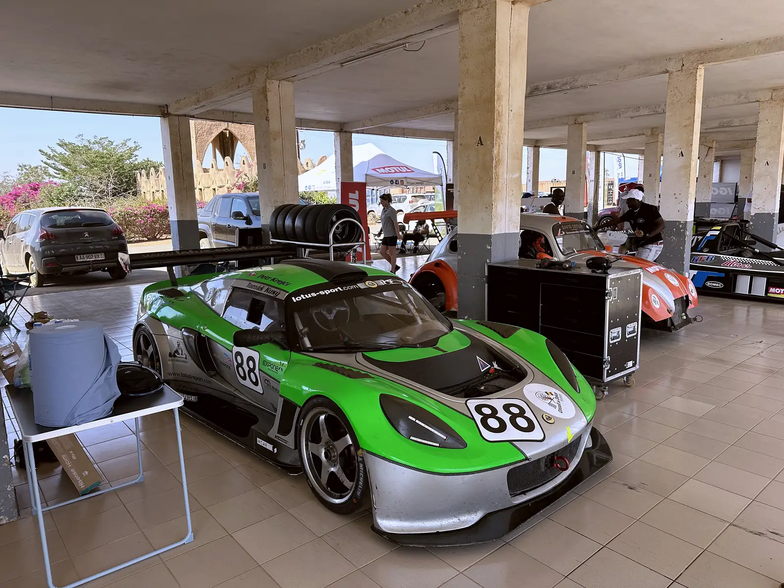 Vůz 88 v garáži z boku, nářadí, Circuit de Baobab