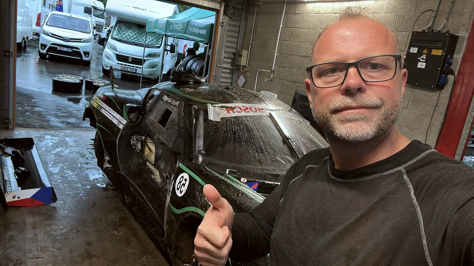 Selfie Tomáše u černé Evory v boxu, Spa-Francorchamps