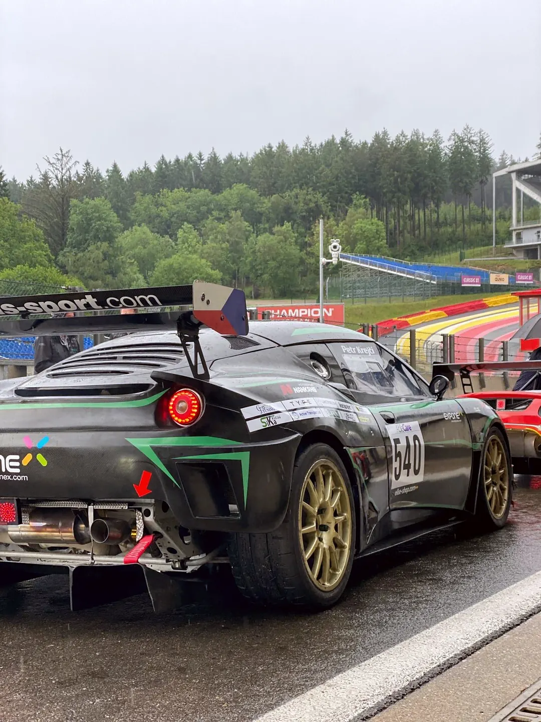 Evora 540 zezadu v pit lane, číslo, mokro, Spa-Francorchamps