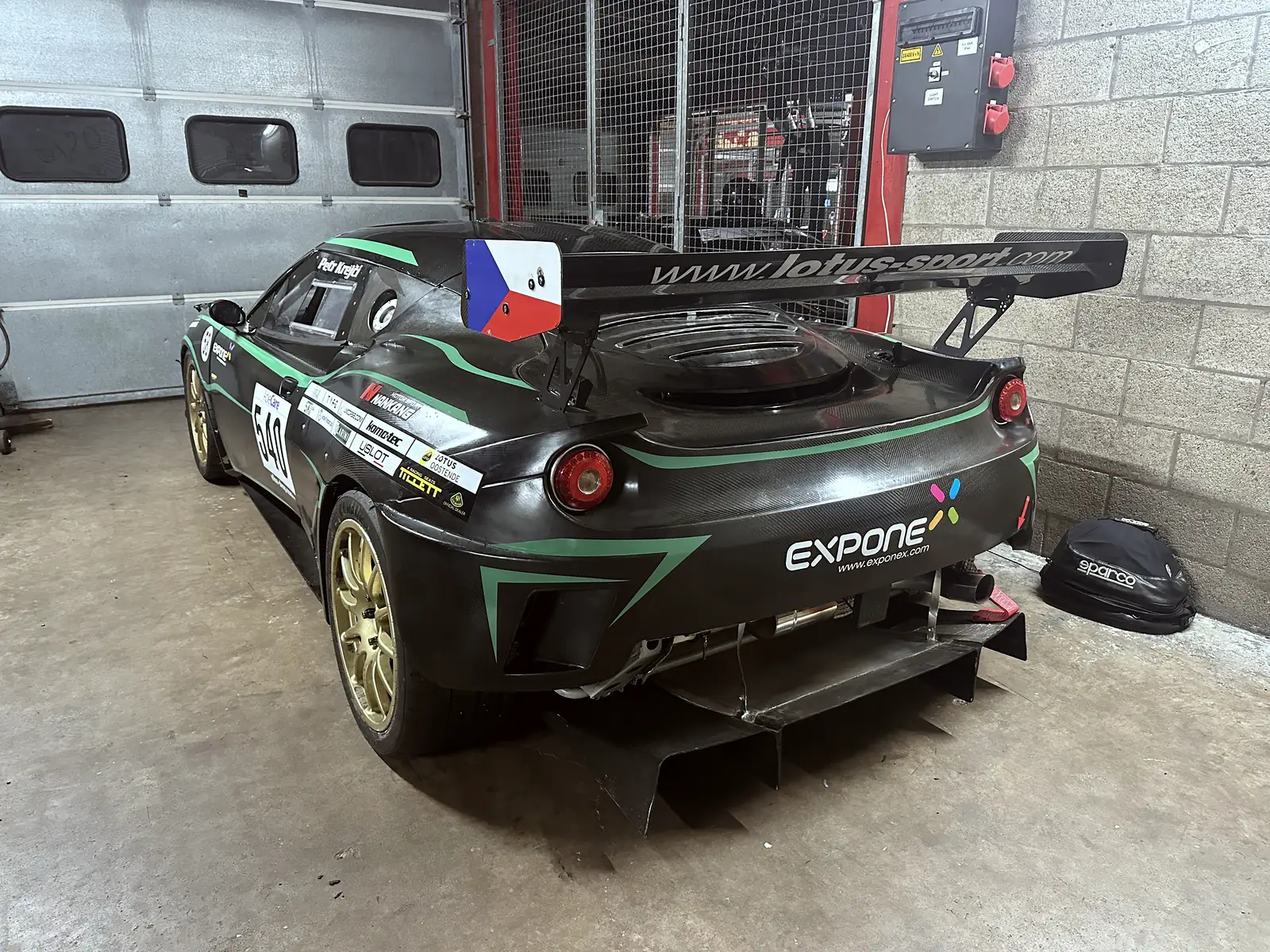 Černá Evora zezadu v boxu, EXPONEX, vlajka, Spa-Francorchamps