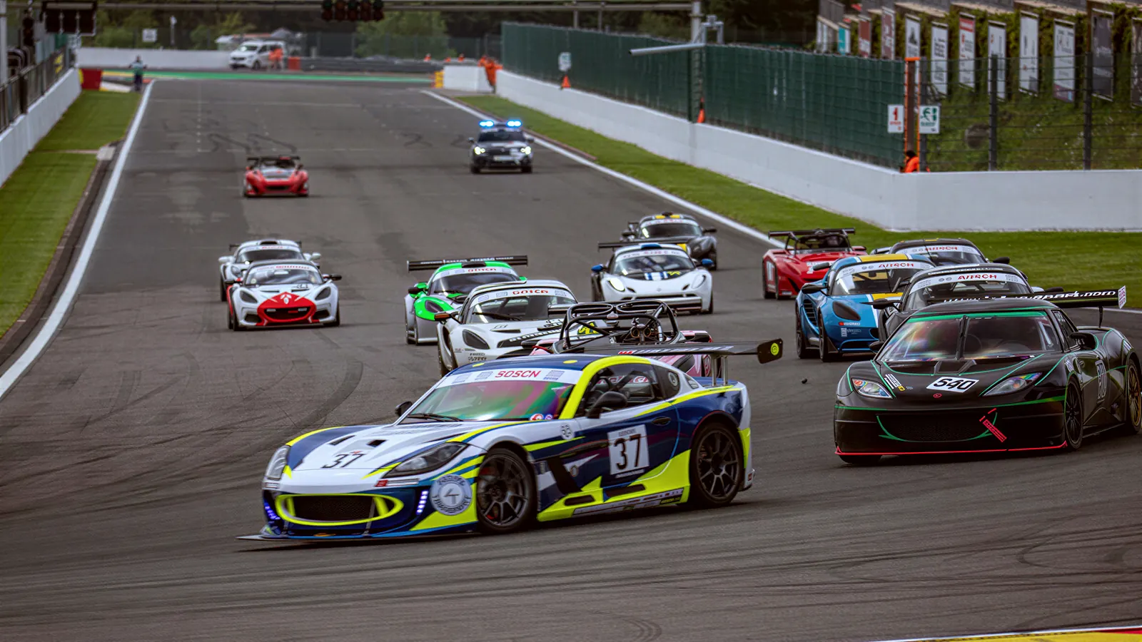 Start pole u Raidillonu: Evora 540 vpravo v černo-zelené mezi Ginettami a Exige, Spa-Francorchamps