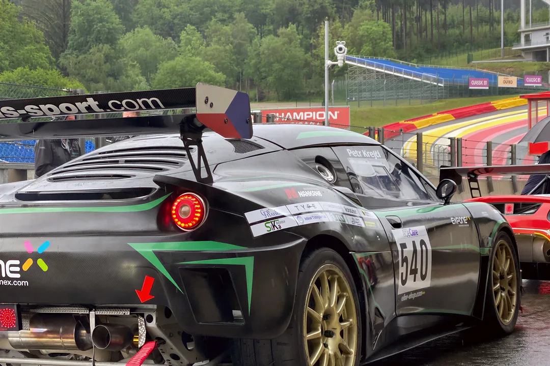 Evora 540 zezadu v pit lane ve Spa, karbonový difuzor a křídlo