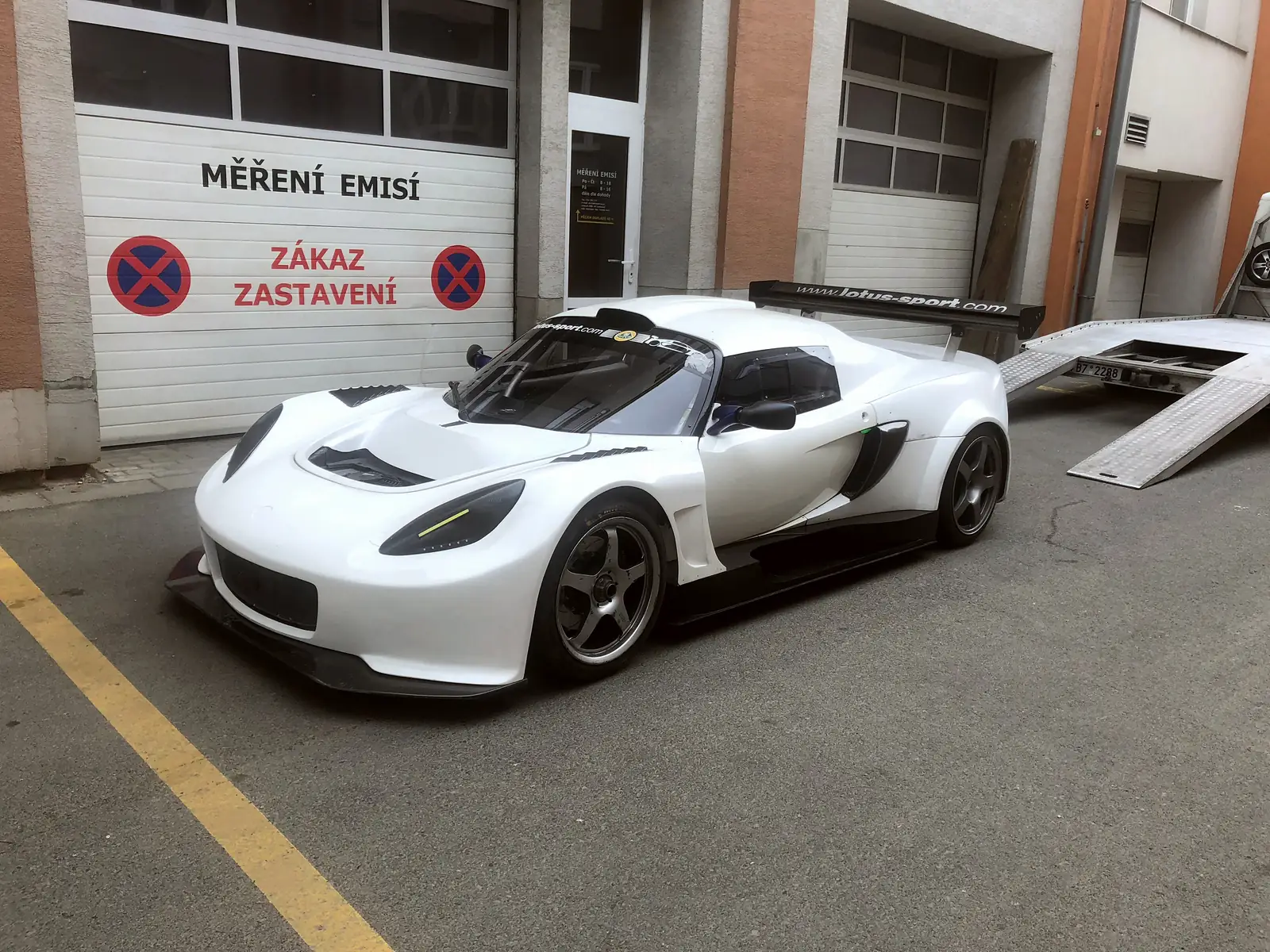 Exige v bílém gelcoatu před polepem, po stavbě