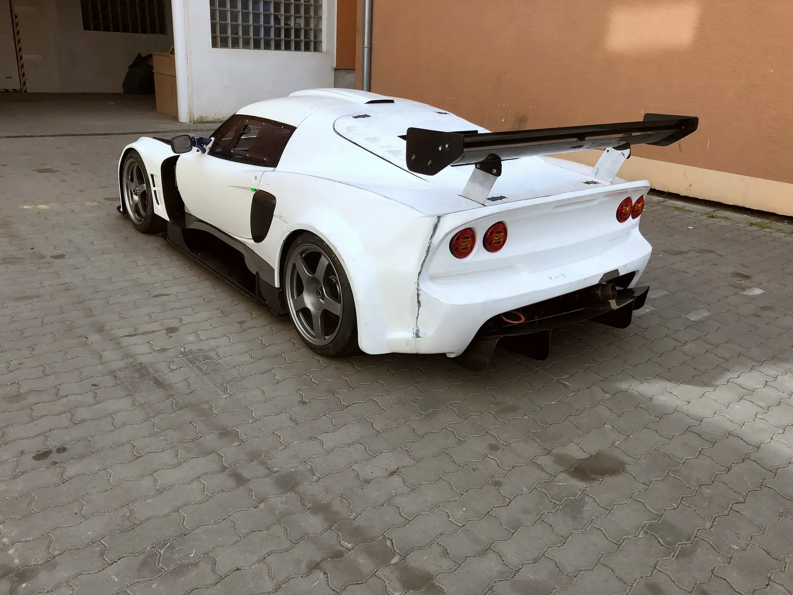 Exige zezadu, křídlo a difuzor, před polepem