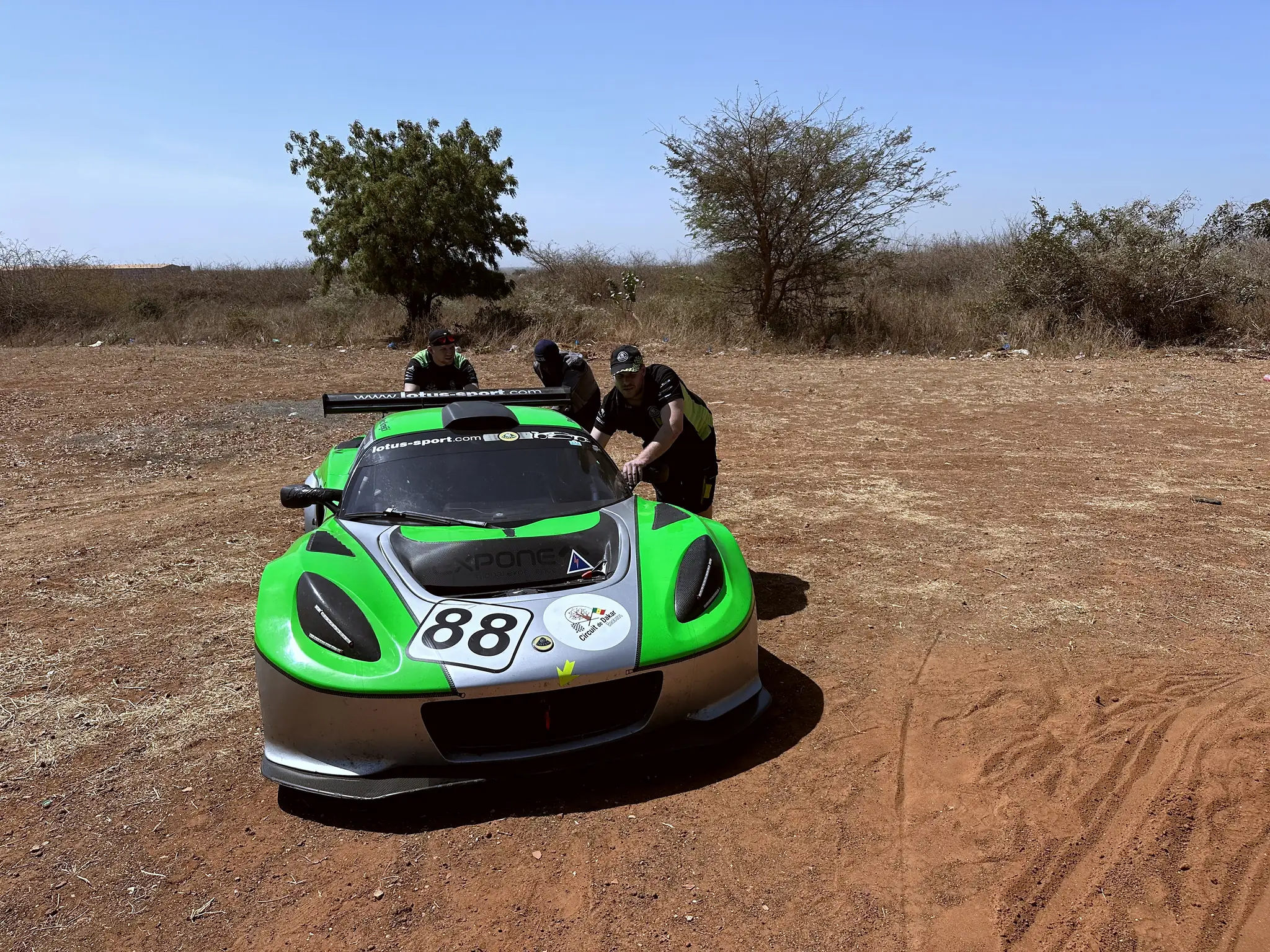 Vůz 88 čelně na prašné trati mezi keři, Circuit de Baobab