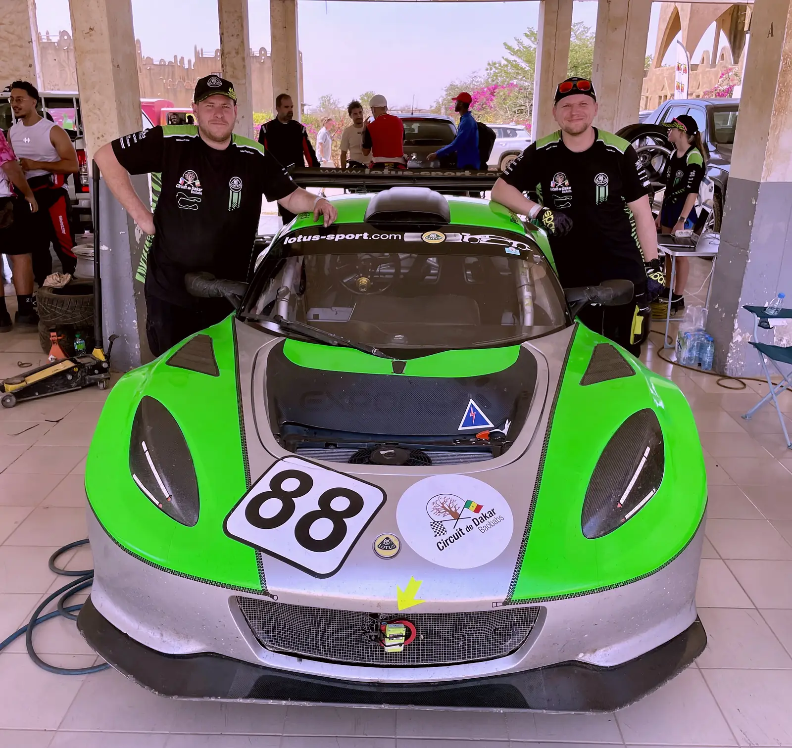 Vůz 88 čelně, číslo a nálepka Circuit de Dakar, Circuit de Baobab