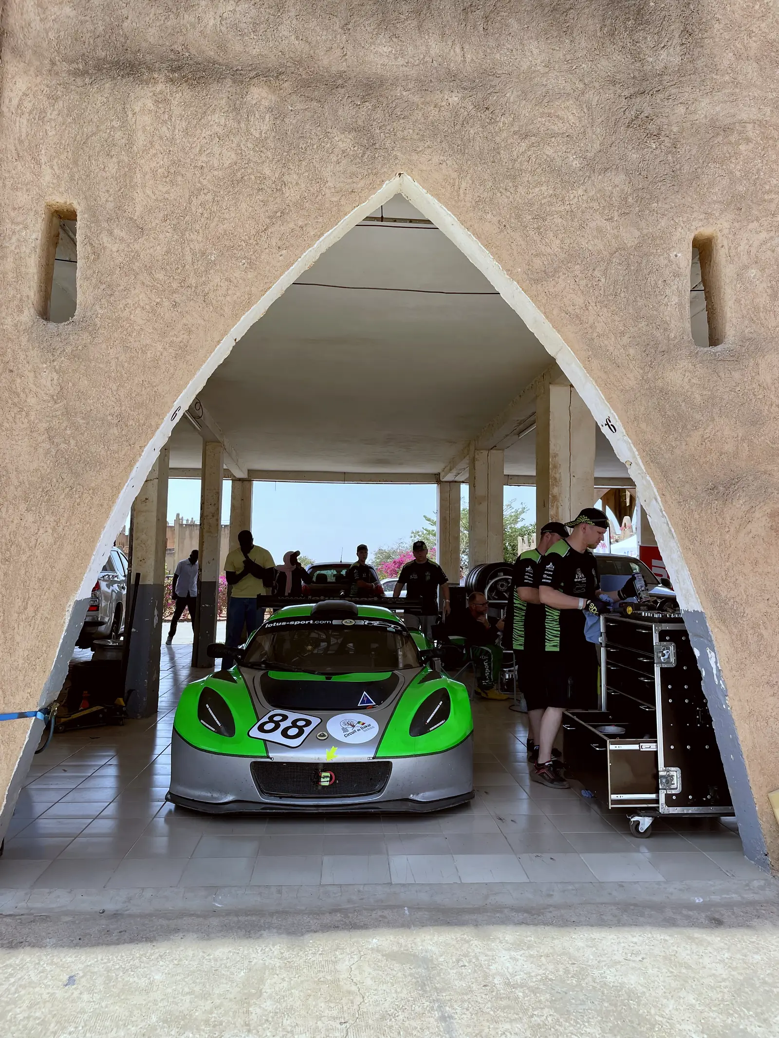 Vůz 88 v arkádovém průjezdu boxů (hliněná architektura), Circuit de Baobab