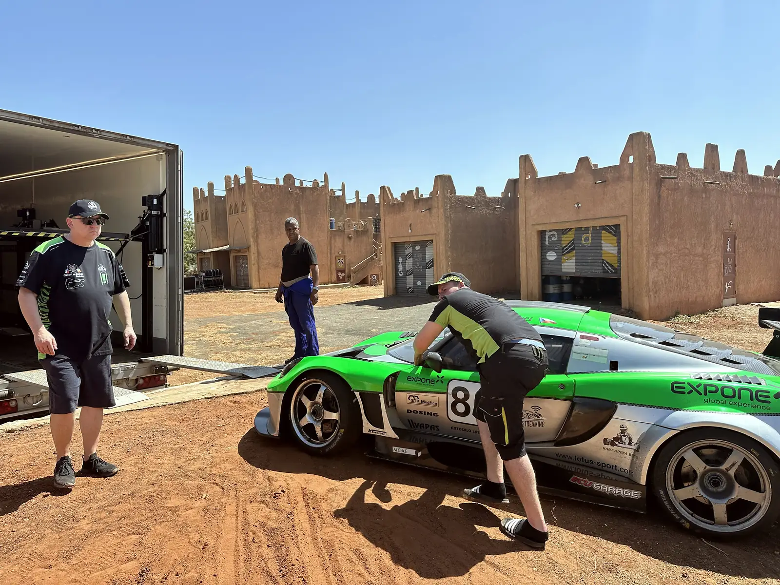 Vůz 88 u hliněné stavby, mechanici, Circuit de Baobab