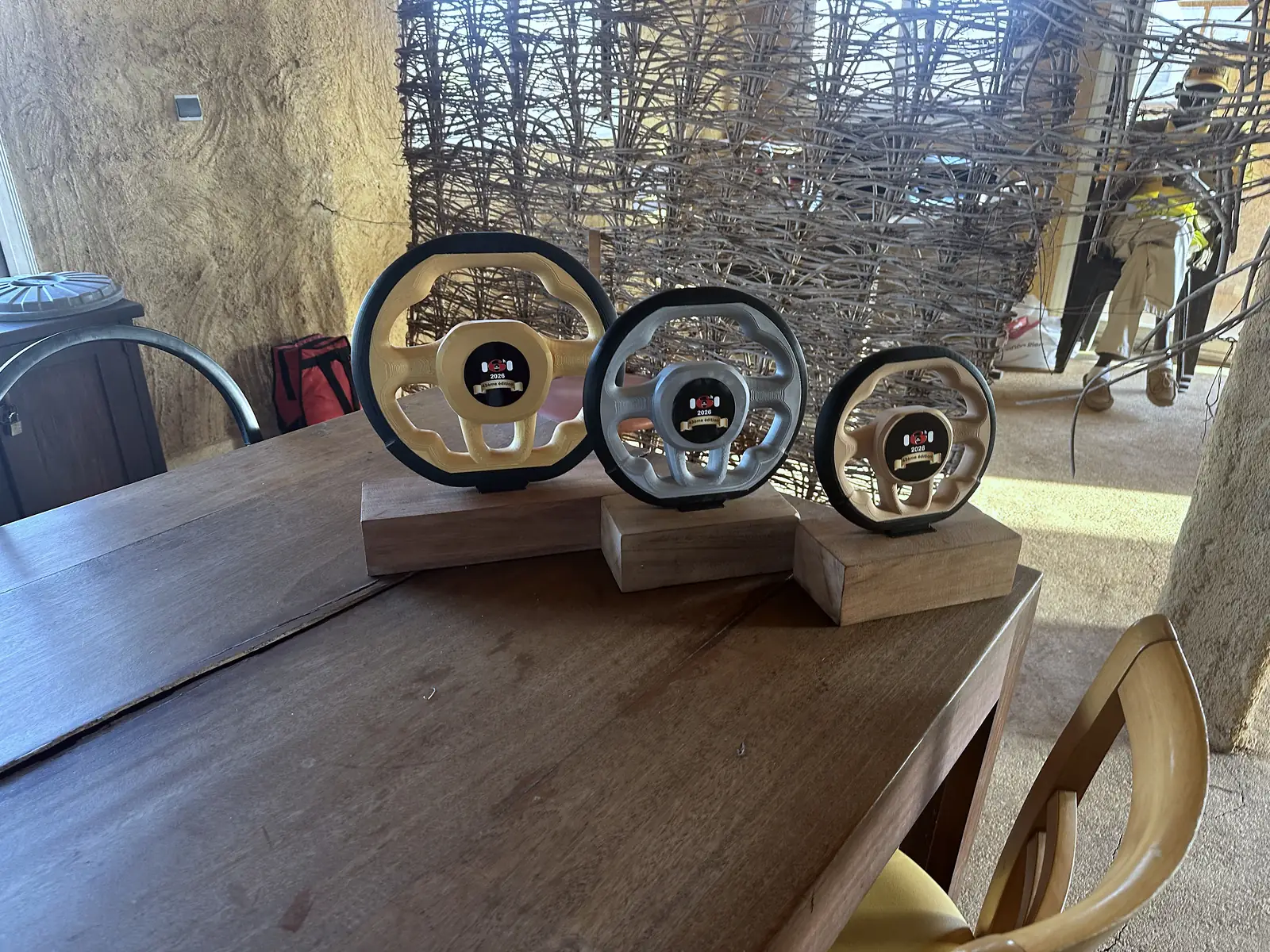 Tři medaile/trofeje se zeleným motivem na stole, Circuit de Baobab