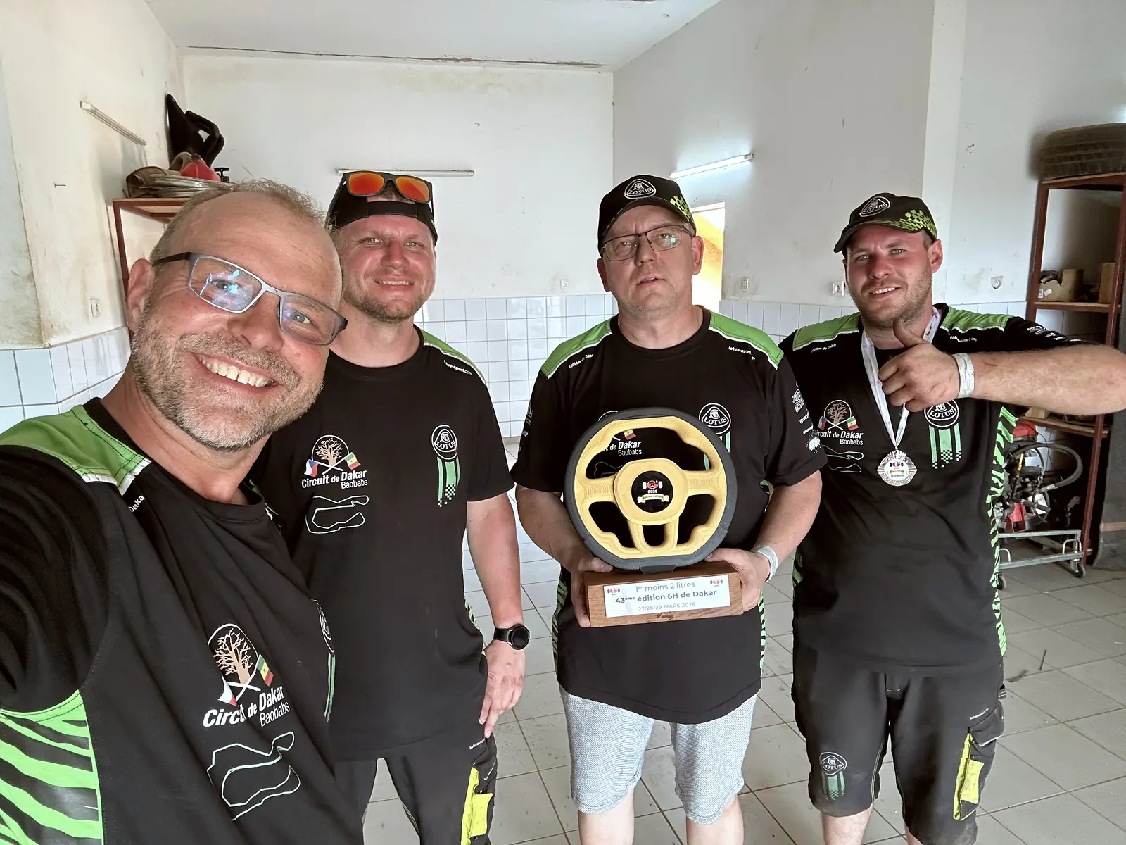 Čtyři členové týmu s pohárem a medailí, Circuit de Baobab