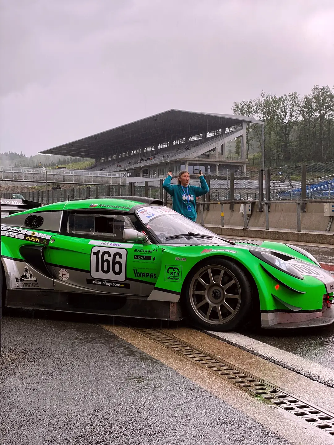 Exige 166 zelený v pit lane, Spa-Francorchamps