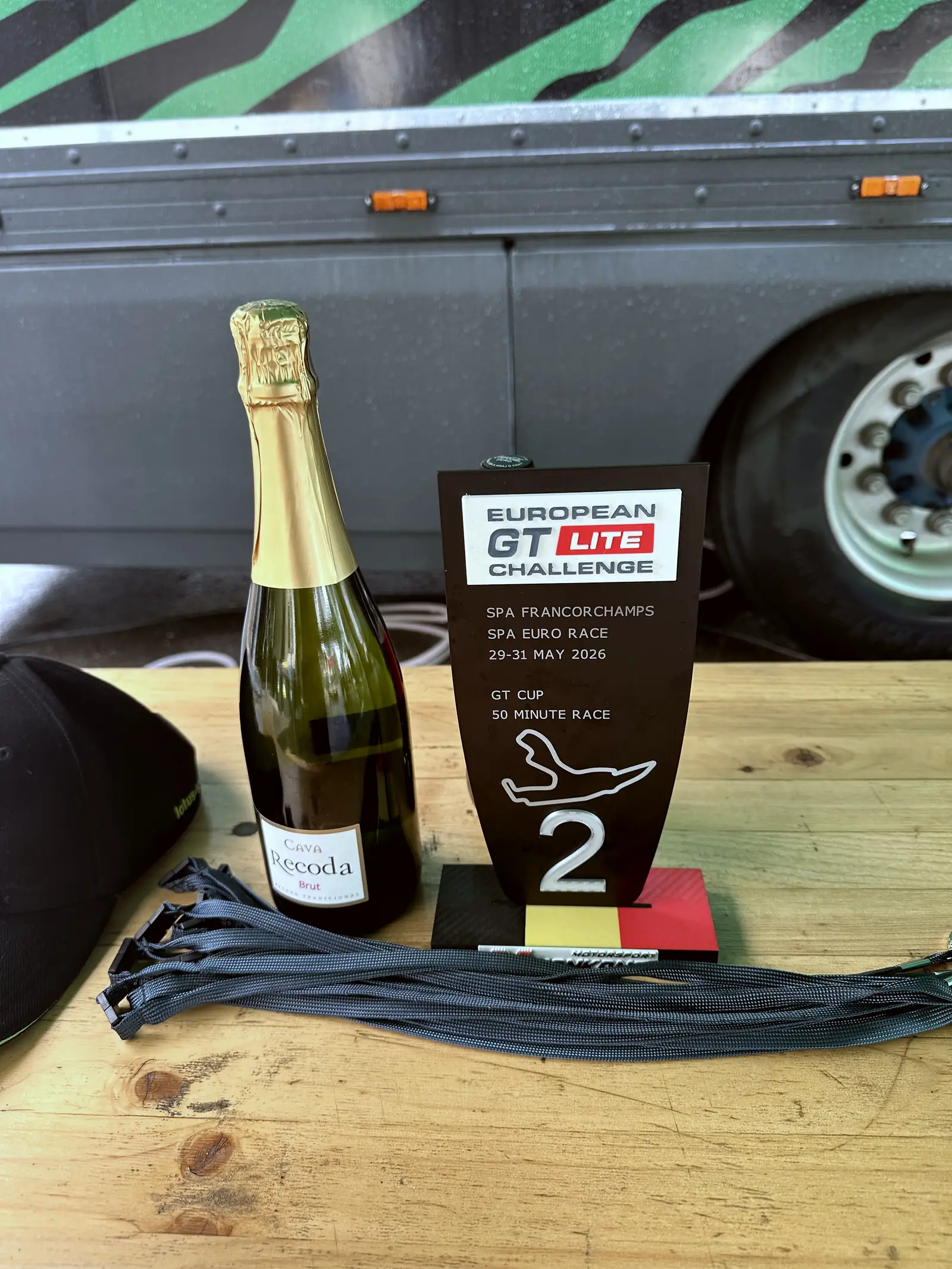 Pohár 2. místo + šampaňské + kšiltovka na stole, Spa-Francorchamps