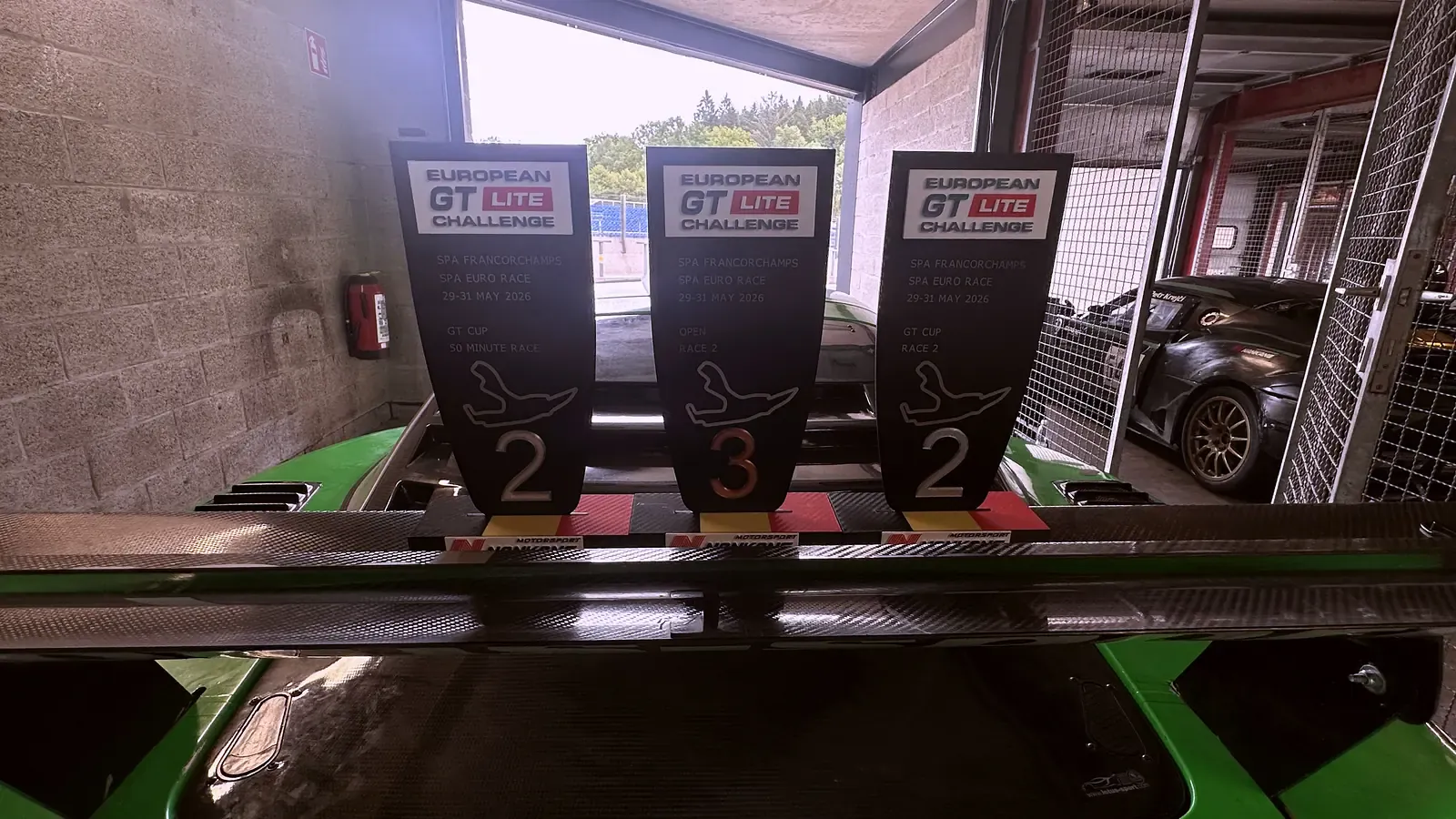 Poháry European GT Lite Challenge na křídle vozu